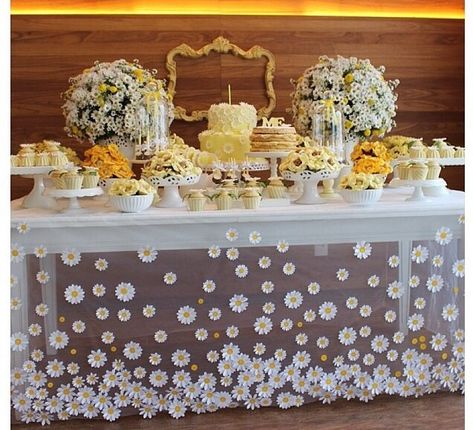 This expresses spring/summer wedding, and if you're a bride on a budget, it can be done for cheap... Daisy Baby Shower, Daisy Party, Daisy Wedding, Party Deco, Candy Table, Sweet Table, Cake Table, Candy Buffet, Baby Party