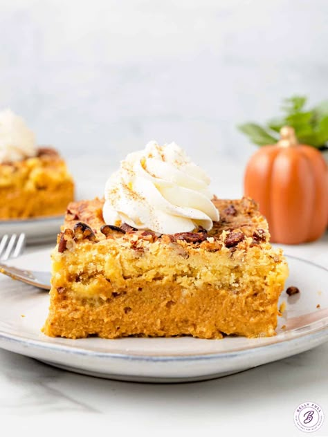 This Easy Pumpkin Dump Cake features a creamy, pumpkin spice filling with a crumble topping and pecans. It comes together in minutes, with minimal prep. Enjoy topped with whipped cream for an effortless Thanksgiving dessert. Thanksgiving Breads, Pumpkin Pecan Dump Cake, Pumpkin Crumble Cake, Pecan Dump Cake, Easy Pumpkin Dump Cake, Pumpkin Dump Cake Recipe, Easy Dump Cake Recipe, Red Birthday Cake, Pumpkin Dump