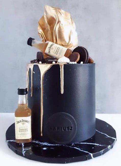 Whiskey Cakes For Men, 44th Birthday Cakes For Men, Unisex Cake Design, Cake 14th Birthday Girl, Liquor Cake Ideas, Whiskey Cake Design, Masculine Cakes For Men, Masculine Birthday Cake, Modern Birthday Cakes For Men