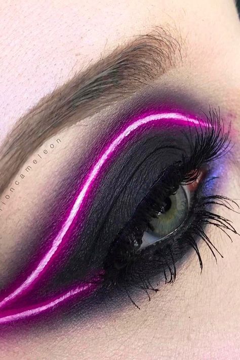 Neon Eyeliner, Color Eyeliner, Tutorial Eyeliner, Make Up Designs, Eyeliner For Beginners, Neon Makeup, Perfect Eyeliner, Eyeliner Styles, Light Up The Night