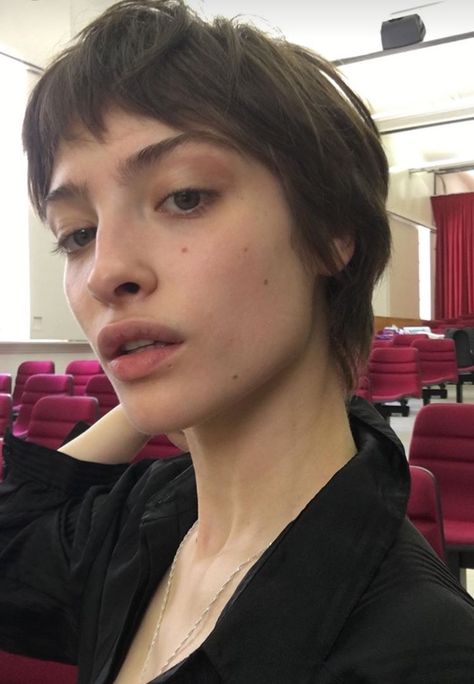 Short Unique Hairstyles, Grunge Short Haircut, Fairy Short Hair, Short Hair Inspo Aesthetic, Grunge Hair Short, Hair Inspo 2022, Shullet Hairstyles, Brunette Short Hair, Short Hair Inspo