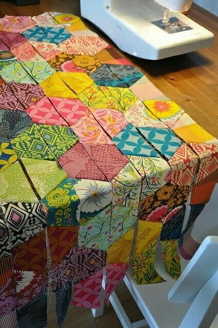 Quilt inspiration Hexie Quilt, Quilt Modernen, One At A Time, Hexagon Quilt, Diy Quilt, Quilting Techniques, Scrappy Quilts, Quilting Tutorials, Quilt Tutorials