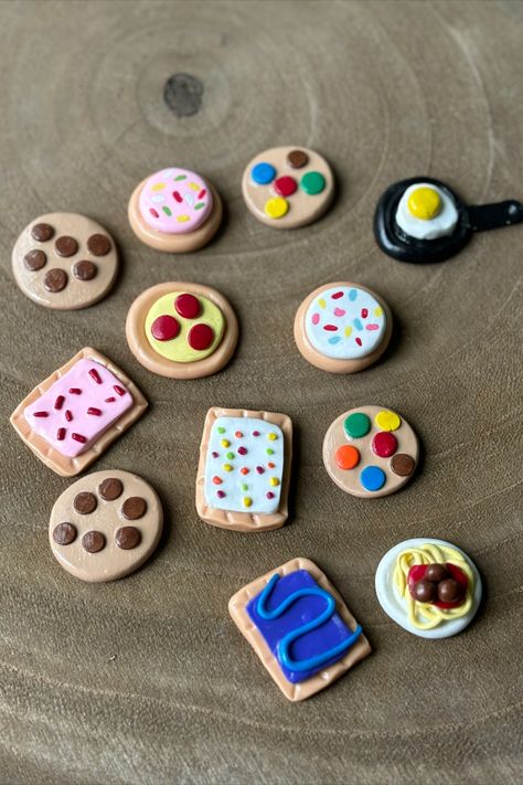 Polymer clay food magents! #clay #trinket #polymer #polymerclayart polymer clay, clay, food, magnet, clay magnet, trinket, food trinket, handmade, handmade gift, diy, crafts, hobby, cute makes, polymer clay pop tarts, mini cookies, miniature food, polymer clay, over baked clay, clay trinket, food trinket, food polymer clay, handmade gift, diy, crafts, hobby, cute makes, cute clay ideas, pizza, spaghetti clay, miniatures, food miniatures, polymer clay ideas, oven baked clay ideas, sugar cookie Play Dough Ideas Crafts, Palmer Clay Ideas Easy, Air Dry Clay Desserts, Oven Baked Clay Magnets, Handmade Clay Magnets, Oven Bake Clay Crafts, Polymer Clay Cookies, Oven Bake Clay Magnets, Clay Food Magnets