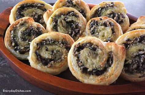 Mushroom Pinwheels, Pinwheel Recipe, Stuffed Mushroom Recipe, Pinwheels Recipe, Cheese Puff Pastry, Diy Dish, Pinwheel Recipes, Everyday Dishes, Asiago