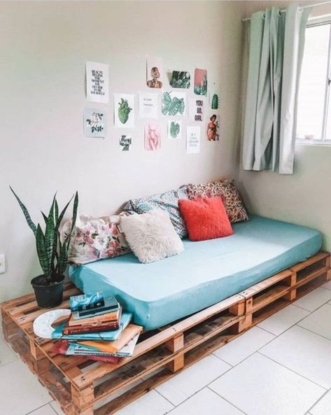 Sofa Gris, Floor Seating Living Room, Pallet Furniture Ideas, Diy Pallet Bed, Colourful Living Room Decor, Pallet Patio Furniture, Casa Vintage, Pallet Furniture Bedroom, Diy Boho