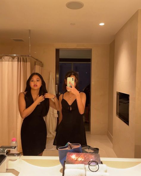 Hotel Dinner Outfit, Hotel Photoshoot Friends, Hotel Room Pictures With Friends, Hotel Girls Night Aesthetic, Hotel With Bestie, Girls Getting Ready To Go Out Aesthetic, Hotel Dinner, Friends Duo, Black Dress Mini