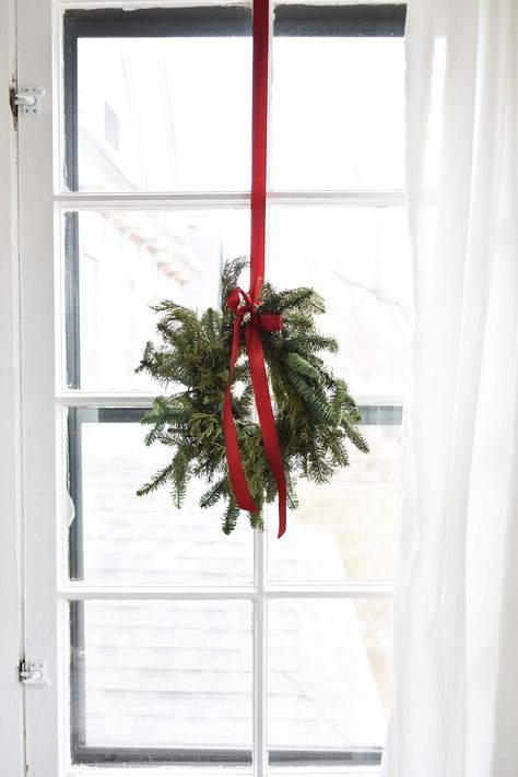 Wreath Hung With Ribbon, Wreath Inside House, Wreath In Living Room, Timeless Christmas Decor, Wreaths For Windows Inside, Christmas Wreath Indoor, Christmas Wreaths Indoor, Artist Hue, Christmas Wreath Ideas