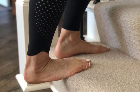 Here are the best stretches and exercises to deal with plantar fasciitis pain. Lower Back Pain Remedies, Mid Back Pain, Foot Stretches, Calf Cramps, Low Back Pain Relief, Muscle Stretches, Back Pain Remedies, Foot Pain Relief, Upper Back Pain