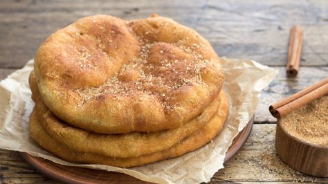 Fry bread's name is pretty self-explanatory. It's similar to flatbread, but it's fried in oil instead of baked in an oven. The bread was invented by the Navajo. Fried Bread Recipe, Focaccia Dolce, Canned Biscuits, Challah Bread, Filling Food, Fry Bread, Gf Recipes, Sweet Sauce, Reduce Food Waste