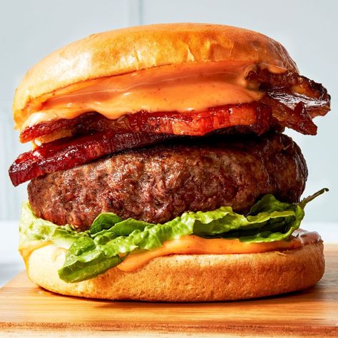 Firecracker Burger Blue Cheese Burgers, Cheeseburger Recipe, Beefsteak Tomato, Grilled Burgers, Sweet Pickles, Bacon Cheeseburger, Hamburger Buns, Beef Steak, Meat Free