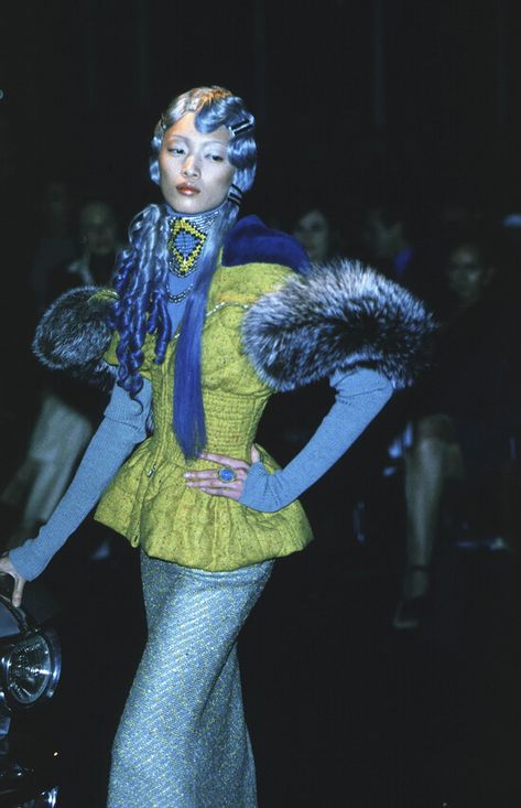 #Dior #Fall1998RTW #Fashionrunway #Fashionshow #supermodels90s #JohnGalliano Dior 2000 Runway, Editorial Fashion 90s, Extreme Runway Fashion, Iconic Fashion Moments Runway, 80s Avant Garde Fashion, 1970s Runway Fashion, Avant Grande Fashion, Texture In Fashion Design, Vivienne Westwood Archive Runway