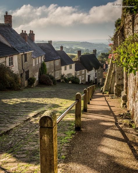 Gold Hill, Shaftesbury, Dorset, England by jerry_lake - used in the TV 'HOVIS' ad. Gold Hill Shaftesbury, Vila Medieval, Row Of Houses, Gold Hill, Dorset England, English Village, British Countryside, England And Scotland, England Travel