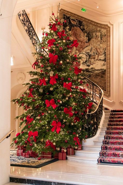 Les plus beaux sapins de Noël des palaces parisiens | Décoration sapin de noel, Deco noel sapin, Decoration noel . #French_Christmas_Tree #Big_Christmas_Tree #Wallpaper_Natal #Red_And_Gold_Christmas_Tree Christmas Dreaming, Cosy Christmas, Christmas Feeling, Christmas Inspo, Christmas Wonderland, Midnight Sun, Winter Vibes, Christmas Vibes, Christmas Mood