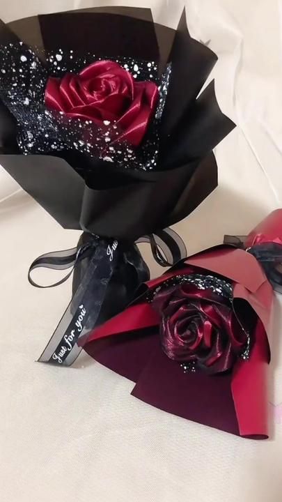 Valentine Diy Crafts, Paper Bouquet Diy, Satin Flowers Diy, Ribbon Rose Bouquets, Ribbon Flowers Bouquet, Ribbon Flowers Diy, Diy Bouquet Wrap, Valentine Diy, Diy Ribbon Flowers