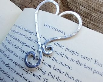 Handmade Cat Bookmark Hammered Silver Aluminum Wire Bookmark - Etsy Australia Wire Bookmarks, Copper Wire Crafts, Wire Jig, Cat Bookmark, Wire Ornaments, Heart Bookmark, Wire Wrap Jewelry Designs, Wire Wrapped Jewelry Diy, Flower Bookmark