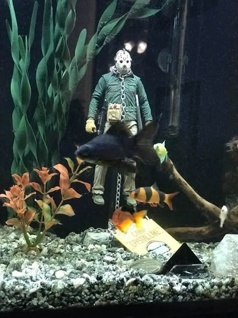 Horror Themed Fish Tank, Spooky Fish Tank Ideas, Halloween Fish Tank Decor, Goth Fish Tank, Halloween Aquarium, Halloween Fish Tank, Fish Tank Themes Ideas, Fish Tank Themes, Cool Fish Tanks