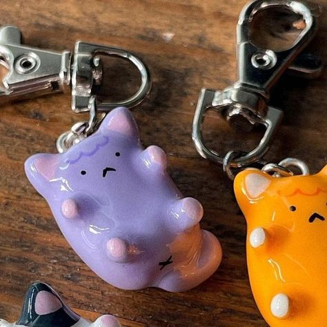 Clay Cat Keychain, Fimo Keychain, Clay Keychain Ideas, Polymer Keychain, Ceramic Keychain, Polymer Clay Keychains, Cat Clay, Easy Clay Sculptures, Polymer Clay Cat