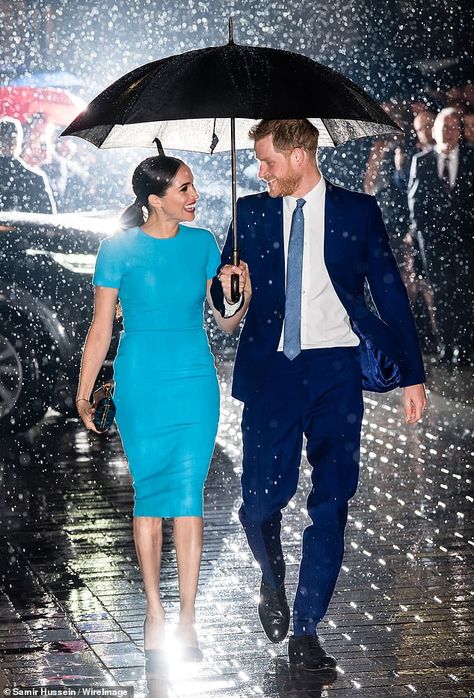 Estilo Meghan Markle, Prince Harry Et Meghan, Umbrella Photo, Victoria Beckham Dress, Photos Of Prince, Prins Harry, Markle Prince Harry, Prince Harry And Megan, Meghan Markle Prince Harry