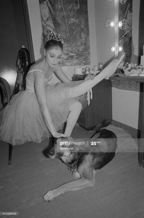 News Photo : Suzanne Farrell, star of the New York City ballet... Suzanne Farrell Ballet, Suzanne Farrell, Nyc Ballet, New York City Ballet, Ballet Painting, City Ballet, Ballet Beautiful, Swan Lake, Visual Representation