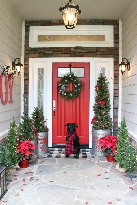 Vibeke Design, Christmas Door Decoration, Front Door Christmas Decorations, Christmas Scarf, Christmas Front Porch, Painted Front Doors, Christmas Front Doors, Christmas Porch Decor, Front Porch Christmas Decor