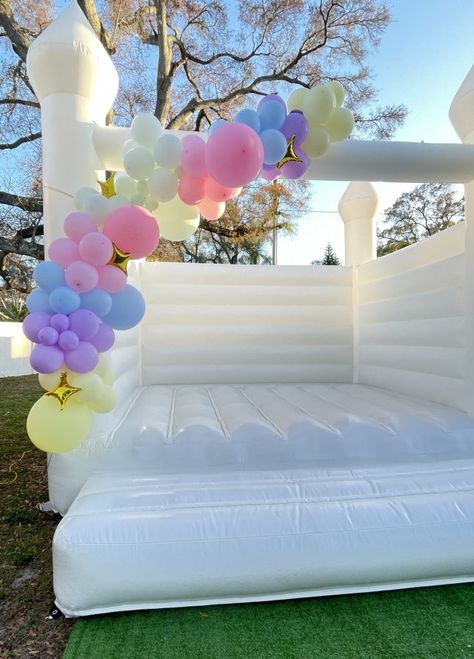 Balloon Garland Bounce House, Balloon Garland On Bounce House, Modern Bounce House Business, Bounce House Balloon Garland, White Bounce House, Pastel Bounce House, White Bounce House With Balloons, White Bounce House With Ball Pit, Pink Bounce House With Balloons