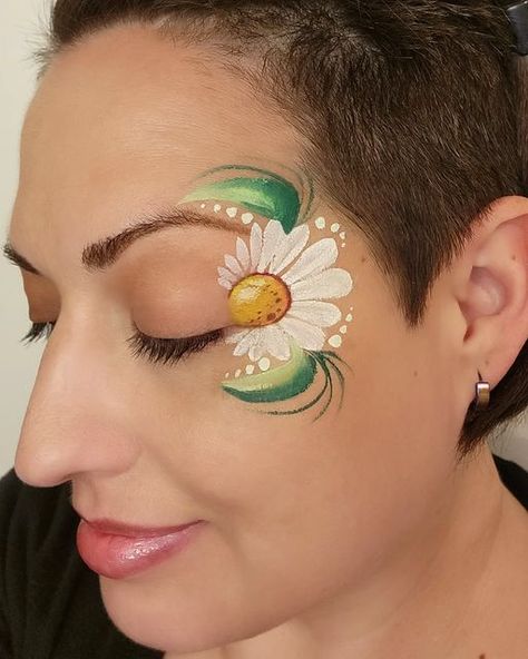 Daisy Face Paint, Fall Face Painting Ideas, Hippie Face Paint, Eye Face Painting, Eye Designs, Festival Face, Face Painting Easy, Daisy Painting, Stormy Night