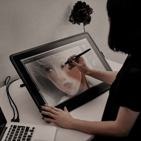 3d Animator Aesthetic, Freelance Artist Aesthetic, Digital Artist Aesthetic Workspace, Animator Aesthetic Job, Computer Girl Aesthetic, Drawing Tablet Aesthetic, Mangaka Aesthetic, Digital Artist Setup, Digital Art Setup