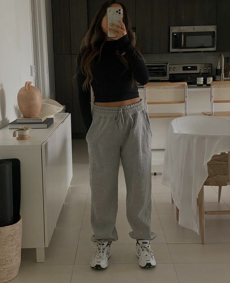 Cute Outfits With Grey Sweatpants, Sweatpant Outfits, Black Sweatpants Outfit, Lazy Girl Outfits, Casual Sweatpants Outfit, Gray Sweatpants Outfit, Black Top Outfit, Gym Clothes Women, Grey Outfit