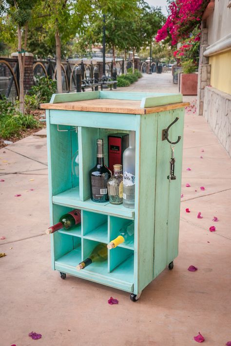 DIY Custom made liquor cabinet from reclaimed lumber                                                                                                                                                                                 More Liquor Cabinet Ideas Diy, Apartment Bar, Wood Projects For Beginners, Diy Home Bar, Mini Bars, Bar Inspiration, Scrap Wood Projects, Diy Bar, Mobile Bar