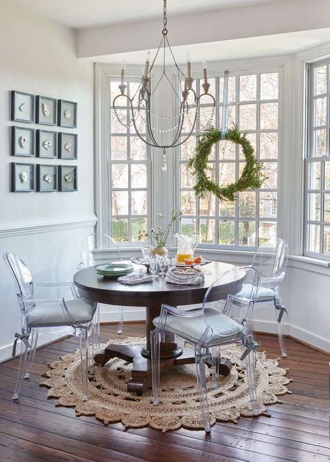 Richmond Designer's Cherished Holiday Traditions Bay Window Ideas, Blue White Christmas, Monogrammed Bath Towels, Glam Pad, Colonial Christmas, Virginia Homes, Window Ideas, Deck Design, Southern Living