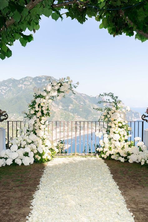 Want to celebrate your wedding in luxury and sophistication? White flowers make for the perfect timeless and elegant altar decorations. Some popular choices include roses, peonies, and orchids. Looking for more decoration inspiration? Visit IG @happy_brides_weddings Dream Altar, Timeless Wedding Ceremony, Flower Altar, Altar Wedding, Weddings In Italy, Amalfi Coast Wedding, Roses Peonies, Altar Decorations, Coast Wedding