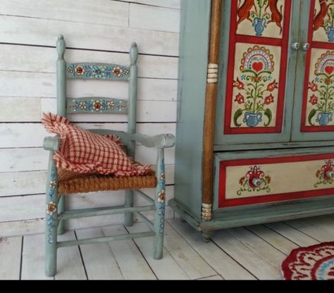 Scandi Painted Furniture, Swedish Painted Furniture Folk Art, Folk Art Chair, Folk Art Painted Chair, Scandinavian Painted Furniture Folk Art, Swedish Style Living Room, Scandinavian Painted Furniture, Victorian Home Ideas, Folk Art Furniture