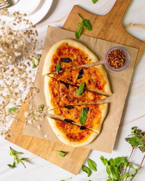 Flatbread Photography, Pizza Shoot, Pizza Pretzel, Pride Photoshoot, Pizza Vegana, Pizza Style, Food Photoshoot, Blue Plate, Flatbread Pizza