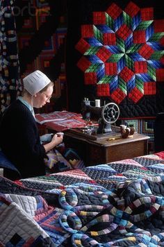 . Amish Pie, Amische Quilts, Quilt History, Amish Culture, Amish Quilt, Plain People, Amish Community, Amish Quilts, Vintage Sewing Machines