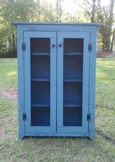 Jelly Cupboard - free plans Jelly Cabinet, Kitchen Pantry Cupboard, Jelly Cupboard, Pie Safe, Quilt Storage, Primitive Furniture, Easy Diy Projects, Rustic Furniture, Furniture Projects