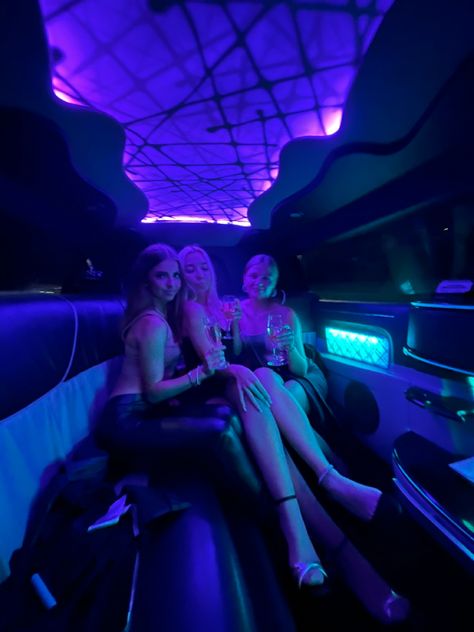 Limo Pictures Photo Ideas, Limo Photoshoot Ideas, Limo Aesthetics, Limo Pictures, Limousine Aesthetic, Limo Aesthetic, Party Bus Aesthetic, Limo Pics, Limousine Party