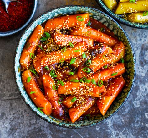 Korean Tteokbokki [Vegan] - One Green Planet Vegan Teokkboki, Tteokbokki Vegan, Tobboki Korean, Teokkboki Recipes Easy, Buldak Tteokbokki, Vegan Tteokbokki, Cheesy Tteokbokki, Korean Tteokbokki, Korean Chili Powder