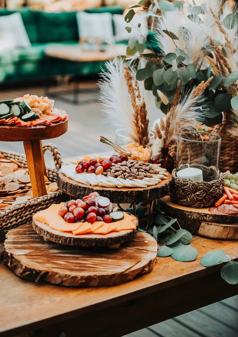 Boho Wedding Food Table Decor, Rustic Catering Display Buffet, Boho Snack Table, Enchanted Forest Charcuterie Board, Snack Display Ideas Office, Bubbles And Brews Couples Shower Decor, Fair Table Display Ideas, Boho Food Table, Rustic Wedding Buffet