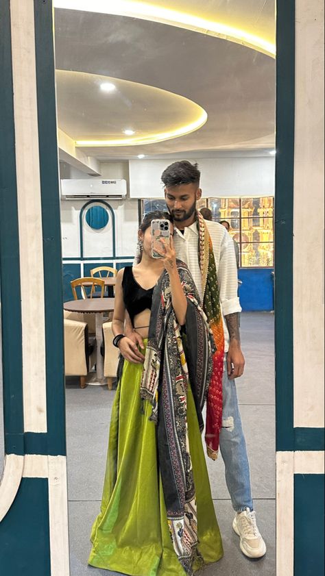 #aesthetic #navratri #couple #pose #inspo Navratri Couple Outfits, Navratri Fits, Garba Poses, Navratri Aesthetic, Navratri Ideas, Navratri Pictures, Dandiya Night, Navratri Outfits, Garba Night