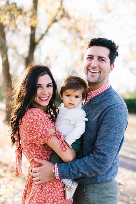 Family Portrait Of 3, Family Of 3 Picture Ideas, First Year Family Photoshoot, 1 Year Family Photos First Birthdays, Birthday Family Photoshoot Ideas, Family Photos With A Baby, Couple With Baby Poses, Couple Baby Pictures, Couple And Baby Photoshoot