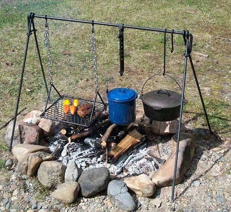 So awesome! Campfire Accessories, Camping Fire Pit, Fire Pit Cooking, Open Fire Cooking, Fire Cooking, Campfire Cooking, Survival Food, Camping Survival, Camping Accessories