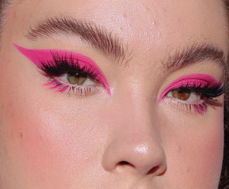 Lou on Instagram: “Hot pink graphic eye 🌙  #makeup #makeupartist #editorial #editorialmakeup #avantgardemakeup #eylurelashes  #zoevabrushes…” Graphic Eye Makeup, Editorial Make-up, Matte Make Up, Eye Makeup Glitter, Fantasy Make-up, Party Make-up, Dark Eye Makeup, Drag Make-up, Graphic Eyes