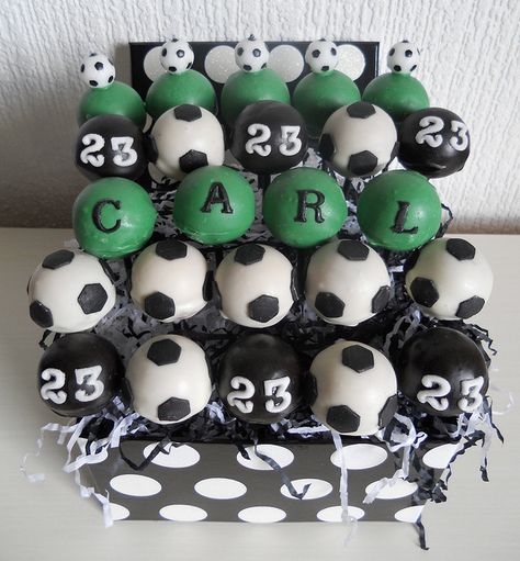 Football cake pops by featherstone2, via Flickr Birthday Football Cake, Soccer Cake Pops, Soccer Theme Cake, Soccer Themed Cake, Sports Treats, Football Cake Pops, Cake Ball Ideas, Soccer Birthday Party Ideas, Soccer Cakes