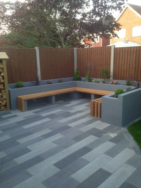 Kursi Outdoor, Garden Retaining Wall, Wooden Benches, Outdoor Seating Area, Back Garden Design, Modern Garden Design, Beautiful Patios, Outdoor Gardens Design, Backyard Garden Design