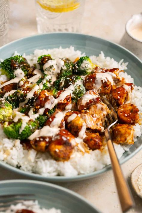 Fill up on satisfying protein and flavor with these Sticky Chicken Rice Bowls. Between the bowl base, the delicious sticky sauce, and the spicy mayo drizzle, you can expect this to become your new favorite meal. Macau Recipes, Easy On The Stomach Meals, Pork Rice Bowl Recipe, Homemade Soy Sauce, Chicken And Rice Recipes, Chicken Rice Bowl, Rice Bowl Recipe, Sticky Sauce, Chicken Breast Crockpot Recipes