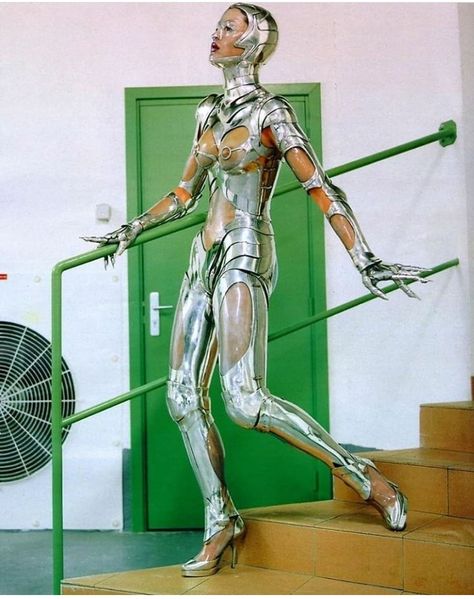 Space Age Fashion, Female Warriors, Sci Fi Fashion, Helmut Newton, Vogue Us, Futuristic Fashion, A Robot, Ex Machina, Thierry Mugler