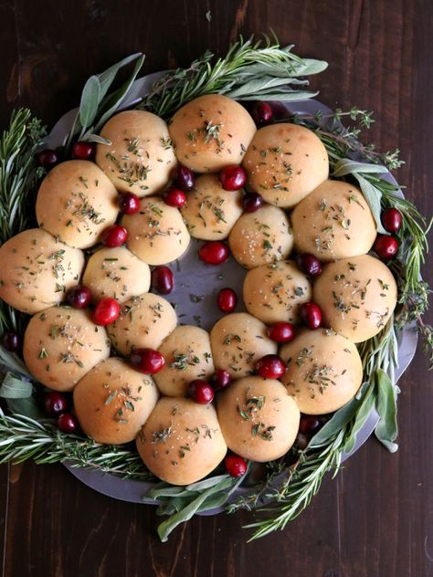 Herb Dinner Roll Wreath - a perfect holiday centerpiece! From completelydelicious.com Roll Wreath, Edible Centerpieces, Dinner Roll, Avocado Dressing, Christmas Entertaining, Holiday Centerpieces, Holiday Dinner, Holiday Entertaining, Dinner Rolls