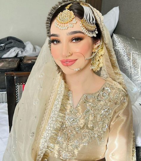 Desi Bridal Makeup, Pakistani Makeup Looks, Mayon Dresses, Pakistani Makeup, Bollywood Makeup, Natural Prom Makeup, Pakistani Bridal Makeup, Bridal Makeup Images, Desi Wedding Dresses