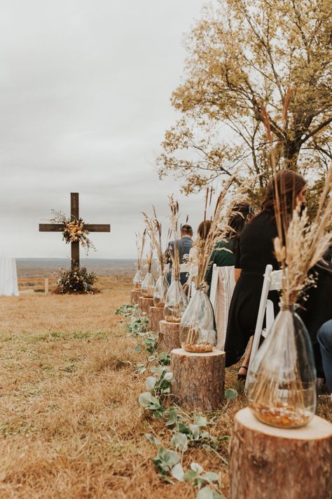 Boho Wedding Outdoor Decor, Field Wedding Ideas Country, Fall Wedding Farmhouse, Wedding Ideas Fall Outdoor, Country Style Fall Wedding, Family Farm Wedding Ideas, Western Weddings Dresses, Simple Country Wedding Decorations, Boho Western Wedding Aisle Decor