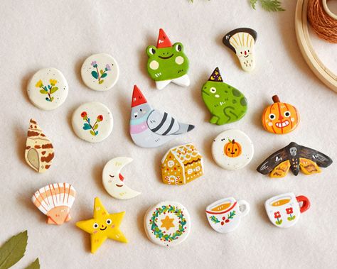 Polymer Clay Charms Diy, Clay Magnet Ideas, Ceramic Pins, Clay Friends, Handmade Magnets, Making Paper Flowers, Magnet Ideas, Clay Pins, Ceramic Magnets